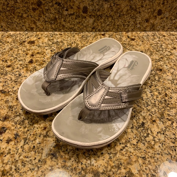 clarks cloud flip flops